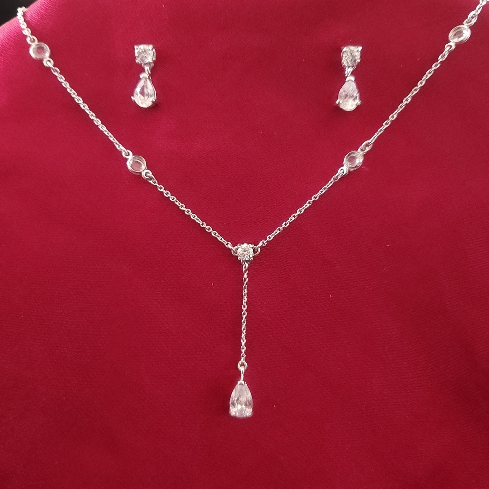 Avon CZ PEAR DROP NECKLACE AND EARRING GIFTSET silvertone